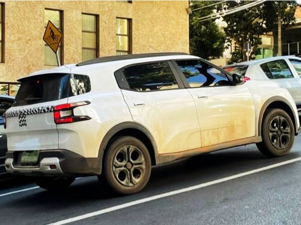 Citroën C3 Aircross é visto andando pelas ruas com apenas os logos da marca francesa escondidos